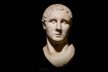 İstanbul Arkeoloji Müzesi binasındaki bir adamın heykeli. İstanbul, Türkiye - 23 Aralık 2023.