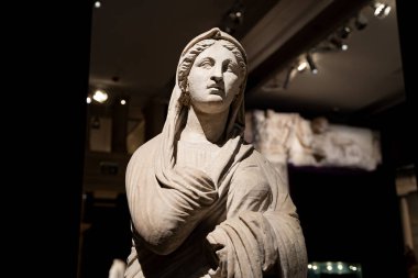 İstanbul Arkeoloji Müzesi binasındaki Saufeia 'nın mermer heykeli. İstanbul, Türkiye - 23 Aralık 2023.