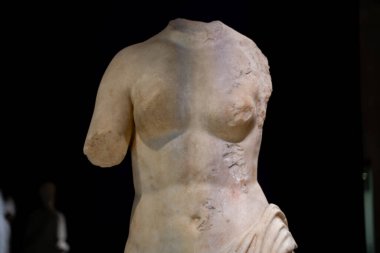 İstanbul Arkeoloji Müzesi binasındaki Nymphe 'nin mermer heykeli. İstanbul, Türkiye - 23 Aralık 2023.