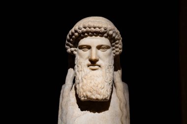 İstanbul Arkeoloji Müzesi binasında Alchemene 'nin Herme kopyası. İstanbul, Türkiye - 23 Aralık 2023.