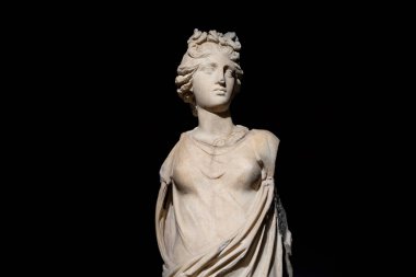 İstanbul Arkeoloji Müzesi binasındaki Nike Heykeli. İstanbul, Türkiye - 23 Aralık 2023.