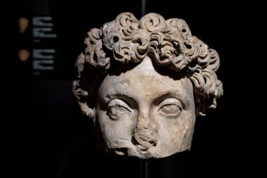 İmparator Commodus 'un İstanbul Arkeoloji Müzesi binasında basılması. İstanbul, Türkiye - 23 Aralık 2023.