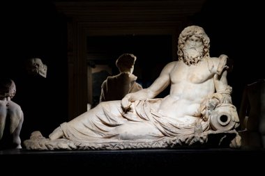 Oceanus Heykeli, İstanbul Arkeoloji Müzeleri binasındaki Nehir Tanrısı. İstanbul, Türkiye - 23 Aralık 2023.