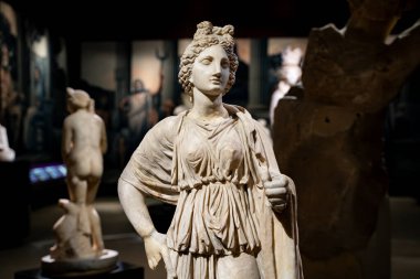 İstanbul Arkeoloji Müzelerindeki Artemis 'in mermer heykeli. İstanbul, Türkiye - 23 Aralık 2023.