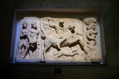 İstanbul Arkeoloji Müzesi 'nde Trakyalı bir atlının rahatlatılması. İstanbul, Türkiye - 23 Aralık 2023.