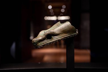 Serpent Sütunu 'nun bir bölümü İstanbul Arkeoloji Müzesi' nde yer alıyor. İstanbul, Türkiye - 23 Aralık 2023.