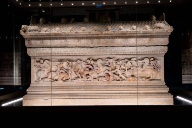 Alexander Sarcophagus, İstanbul Arkeoloji Müzesi 'nde. İstanbul, Türkiye - 23 Aralık 2023.