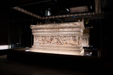 Alexander Sarcophagus, İstanbul Arkeoloji Müzesi 'nde. İstanbul, Türkiye - 23 Aralık 2023.