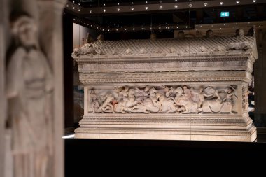 Alexander Sarcophagus, İstanbul Arkeoloji Müzesi 'nde. İstanbul, Türkiye - 23 Aralık 2023.