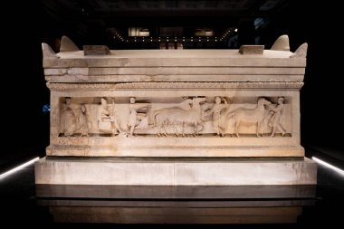 İstanbul Arkeoloji Müzesi 'ndeki Satrap Sarcophagus. İstanbul, Türkiye - 23 Aralık 2023.