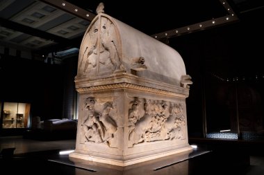 İstanbul Arkeoloji Müzesi 'ndeki Lycian Sarcophagus. İstanbul, Türkiye - 23 Aralık 2023.