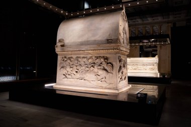 İstanbul Arkeoloji Müzesi 'ndeki Lycian Sarcophagus. İstanbul, Türkiye - 23 Aralık 2023.