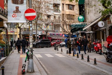 Kadıköy 'deki Moda Caddesi. İstanbul, Türkiye - 24 Aralık 2023.