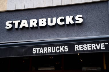 Kadıköy bölgesinde Starbucks Rezerv tabelası ve logosu. İstanbul, Türkiye - 24 Aralık 2023.