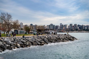 Moda Sahili ve Kadıköy Bölgesi 'nde park. İstanbul, Türkiye - 24 Aralık 2023.