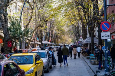 Kuzguncuk ilçesindeki sokaklar ve insanlar. İstanbul, Türkiye - 24 Aralık 2023.