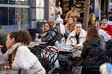 Kuzguncuk ilçesindeki kafede insanlar var. İstanbul, Türkiye - 24 Aralık 2023.