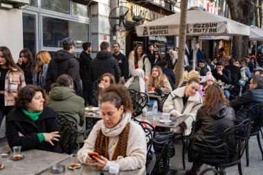 Kuzguncuk ilçesindeki kafede insanlar var. İstanbul, Türkiye - 24 Aralık 2023.