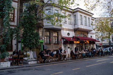 Kuzguncuk ilçesindeki sokaklar ve insanlar. İstanbul, Türkiye - 24 Aralık 2023.