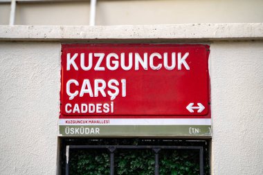 Kuzguncuk mahallesindeki tabela. İstanbul, Türkiye - 23 Aralık 2023.