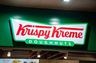 Krispy Kreme logosu. Krispy Kreme, Amerika Birleşik Devletleri 'nin çok uluslu donut şirketi ve kahve dükkanı zinciri. İstanbul, Türkiye - 24 Aralık 2023.