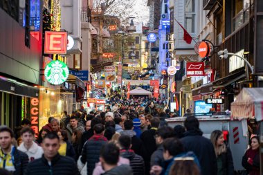 Kadıköy 'de sokakta bir sürü insan var. İstanbul, Türkiye - 24 Aralık 2023.
