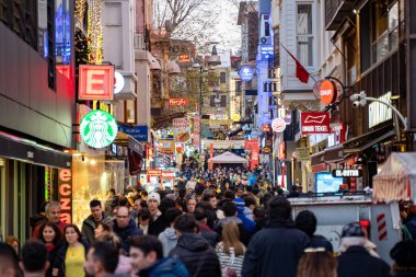 Kadıköy 'de sokakta bir sürü insan var. İstanbul, Türkiye - 24 Aralık 2023.