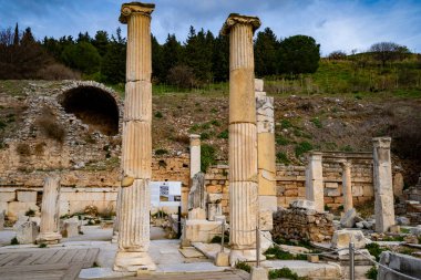 Eskiler 'in Efes şehrindeki eski sütun harabeleri.