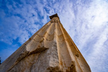 Eskiler 'in Efes şehrindeki eski sütun harabeleri.