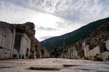 Efes 'in antik şehrinde antik yol.