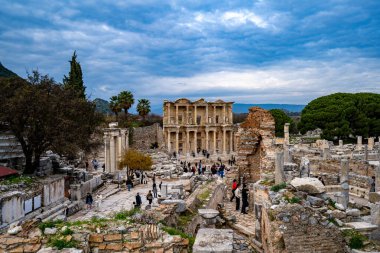 Antik Efes Şehri 'nde turistler. İzmir, Türkiye - 2 Ocak 2024.