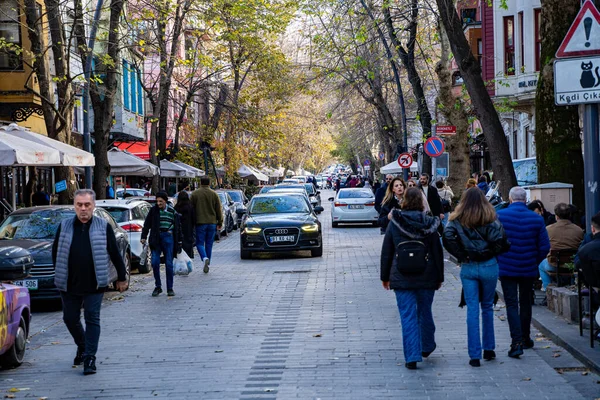 Kuzguncuk ilçesindeki sokaklar ve insanlar. İstanbul, Türkiye - 24 Aralık 2023.