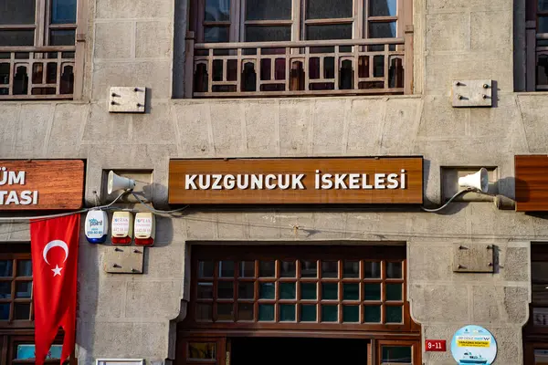 Kuzguncuk iskele tabelası. İstanbul, Türkiye - 24 Aralık 2023.