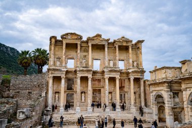 Celsus Kütüphanesi ve Antik Şehir Efes 'te turistler. İzmir, Türkiye - 2 Ocak 2024.