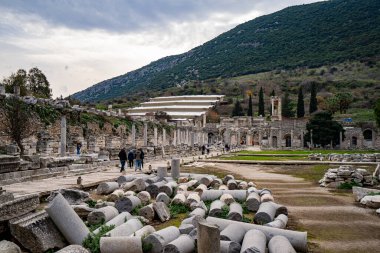 Antik Efes Şehri 'ndeki tarihi kalıntılar. İzmir, Türkiye - 2 Ocak 2024.
