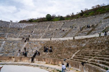 Antik Efes Şehri 'ndeki antik tiyatro. İzmir, Türkiye - 2 Ocak 2024.