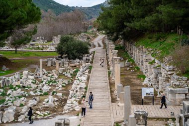 Antik Efes Şehri 'nde turistler. İzmir, Türkiye - 2 Ocak 2024.