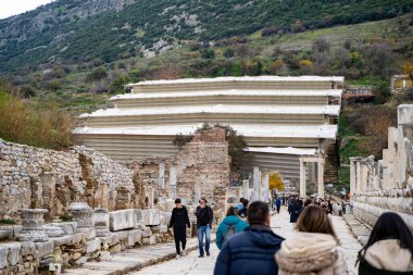 Antik Efes Şehri 'nde turistler. İzmir, Türkiye - 2 Ocak 2024.