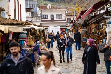 Sirince Mahallesi 'nde bir sürü turist var. İzmir, Türkiye - 2 Ocak 2024.