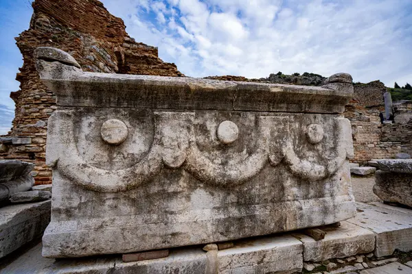 Antik Efes Şehri 'ndeki tarihi kalıntılar..