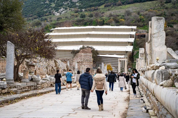 Antik Efes Şehri 'nde turistler. İzmir, Türkiye - 2 Ocak 2024.