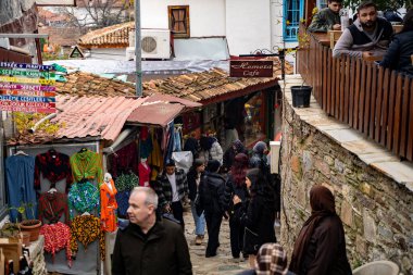 Sirince Mahallesi 'nde bir sürü turist var. İzmir, Türkiye - 2 Ocak 2024.