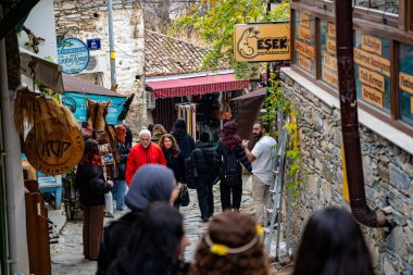 Sirince Mahallesi 'nde bir sürü turist var. İzmir, Türkiye - 2 Ocak 2024.