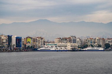 Karsiyaka iskelesinde feribot var. İzmir, Türkiye - 3 Ocak 2024.
