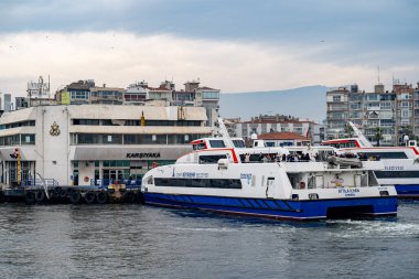 Karsiyaka iskelesinde feribot var. İzmir, Türkiye - 3 Ocak 2024.