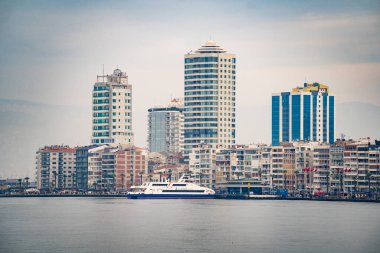 Alsancak rıhtımında feribot var. İzmir, Türkiye - 3 Ocak 2024.
