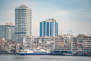 Alsancak rıhtımında feribot var. İzmir, Türkiye - 3 Ocak 2024.