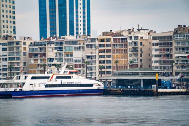 Alsancak rıhtımında feribot var. İzmir, Türkiye - 3 Ocak 2024.