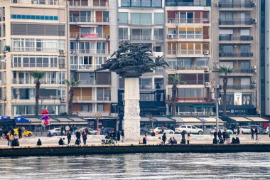 Gundogdu Meydanı ve Alsancak Kordon Sahili. İzmir, Türkiye - 3 Ocak 2024.