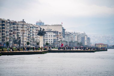 Gundogdu Meydanı ve Alsancak Kordon Sahili. İzmir, Türkiye - 3 Ocak 2024.